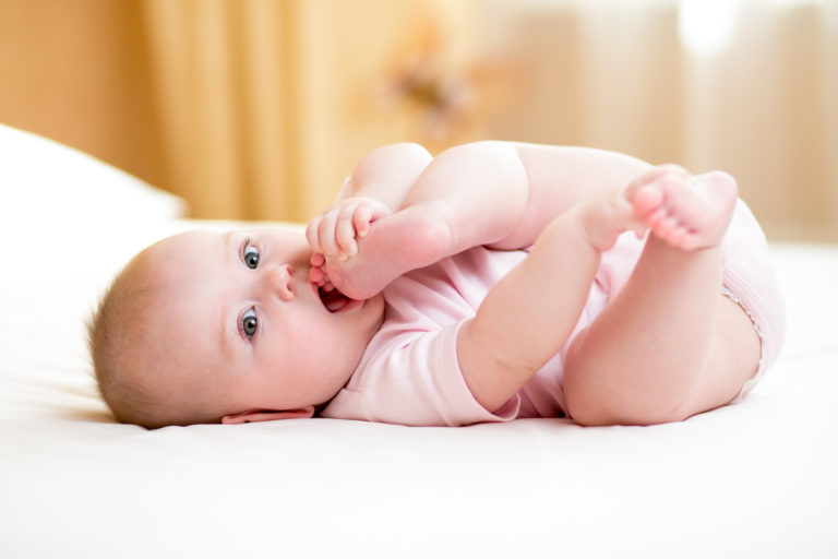 Wann entdecken Babys ihre Füße