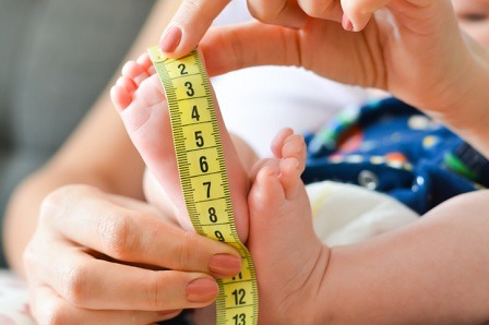 Wie schnell wachsen Kleinkinder Füße?